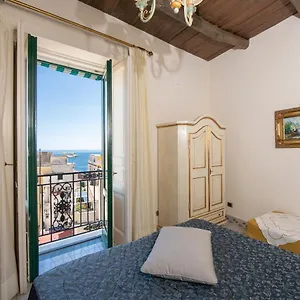 residenza-del-duca-rooms-apartments.hotels-amalfi.com/